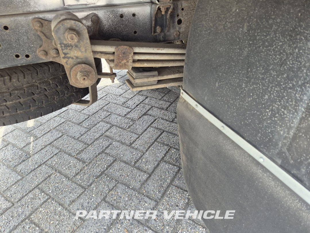 frontLeft : Mercedes 612 Carrinha caixa aberta