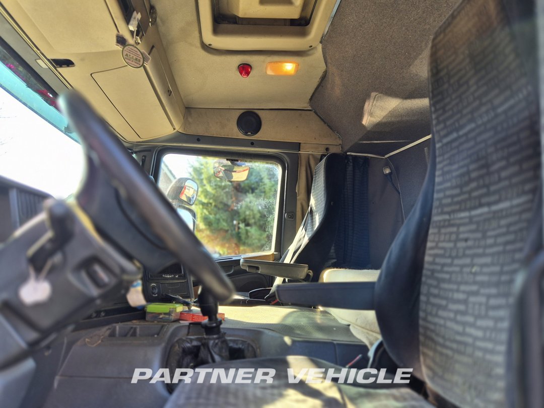frontLeft : Scania P420 Fladvogne lastbiler