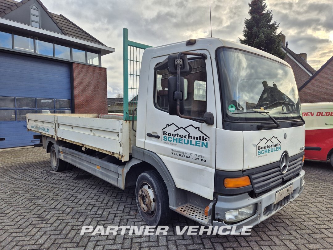 frontLeft : Mercedes Atego 815 Pritschenwagen