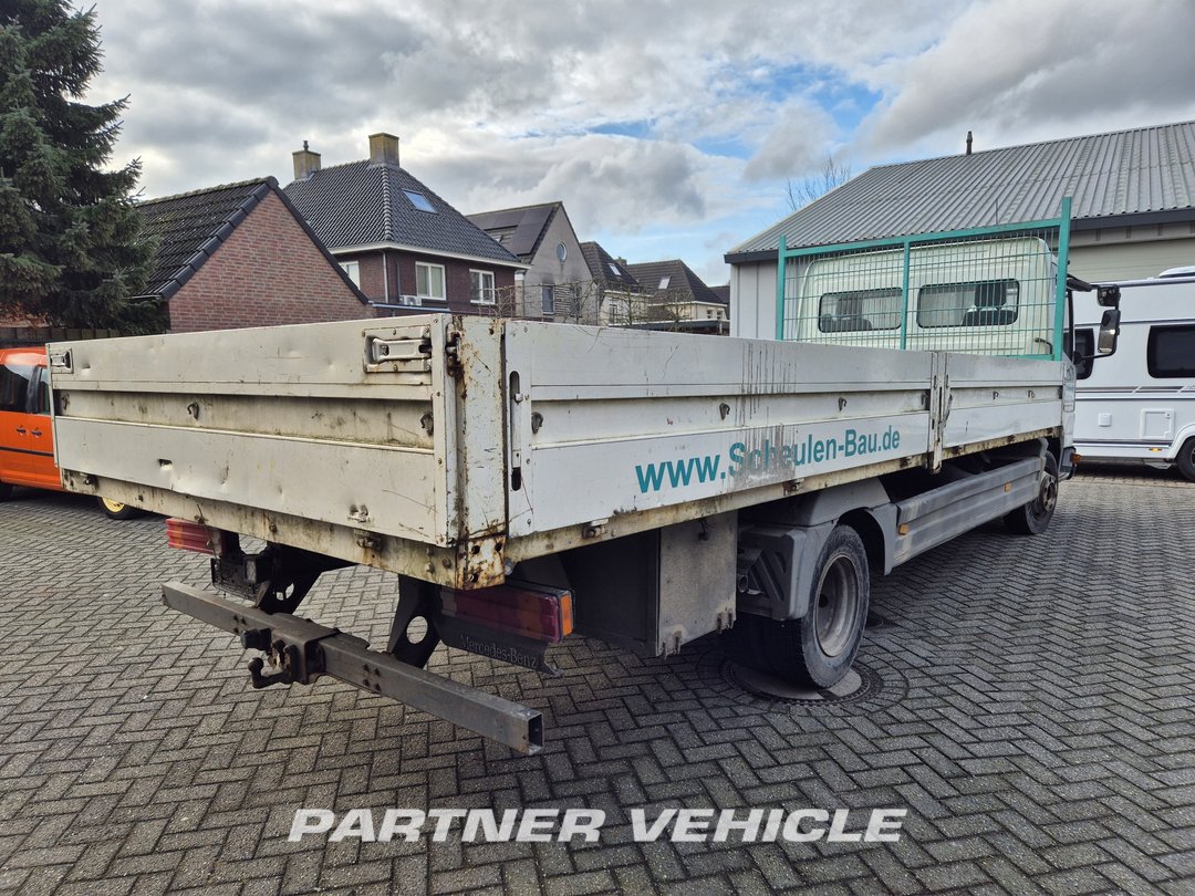 frontLeft : Mercedes Atego 815 Pritschenwagen
