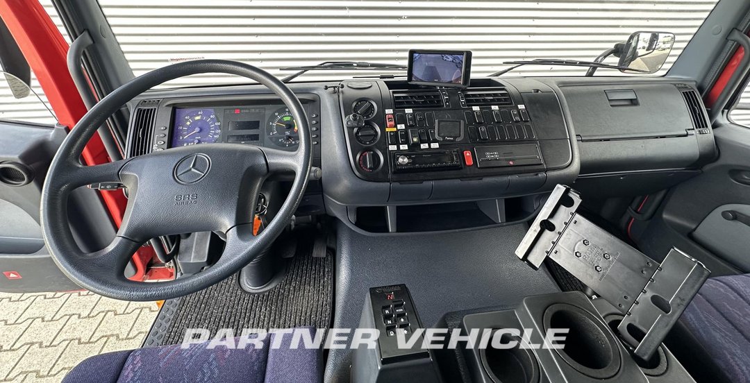 frontLeft : Mercedes Atego 1018 شاحنة حريق