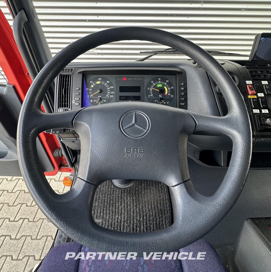 frontLeft : Mercedes Atego 1018 شاحنة حريق