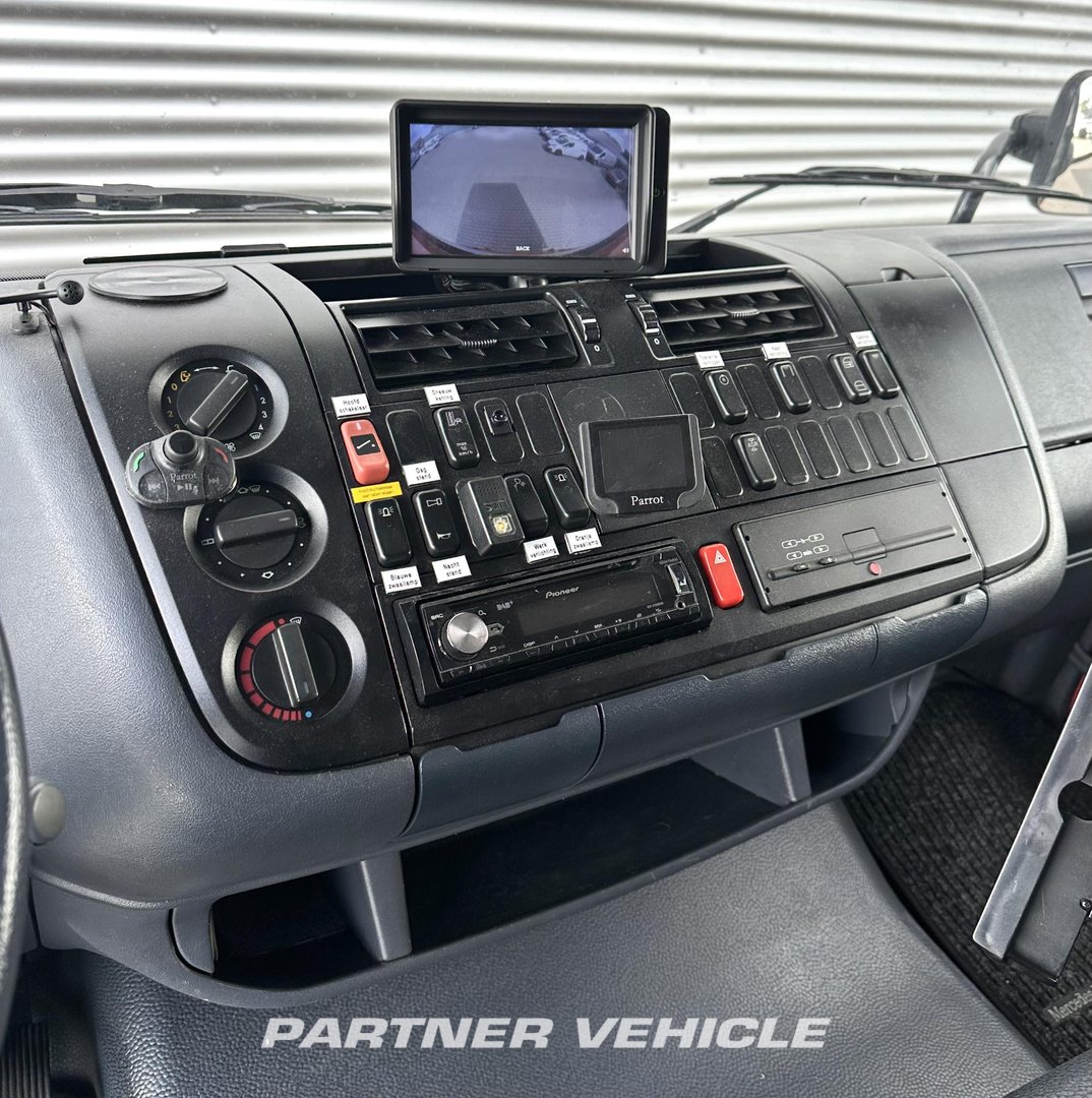 frontLeft : Mercedes Atego 1018 شاحنة حريق