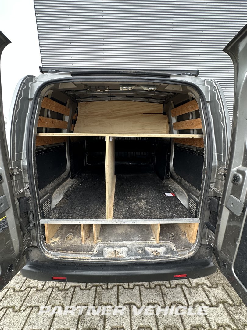 frontLeft : Nissan NV200 90PK شاحنة خفيفة بصندوق مغلق