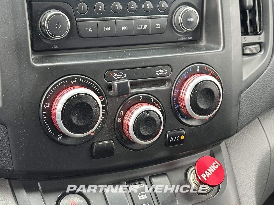 frontLeft : Nissan NV200 90PK شاحنة خفيفة بصندوق مغلق
