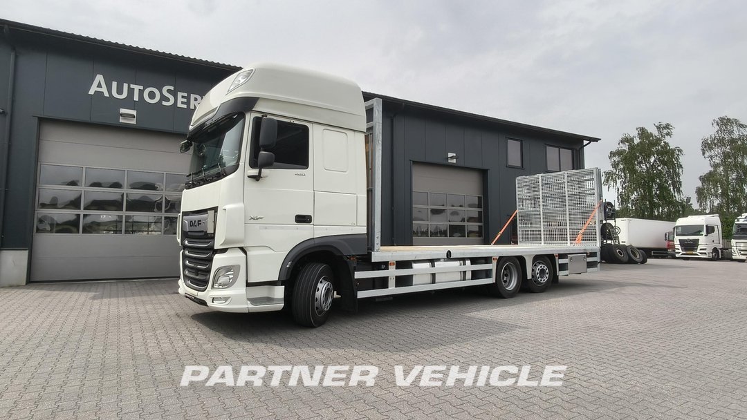 frontLeft : DAF XF 480 شاحنات مسطحة
