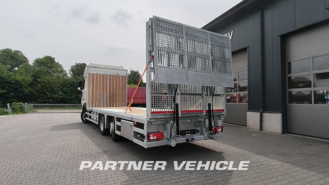 frontLeft : DAF XF 480 شاحنات مسطحة