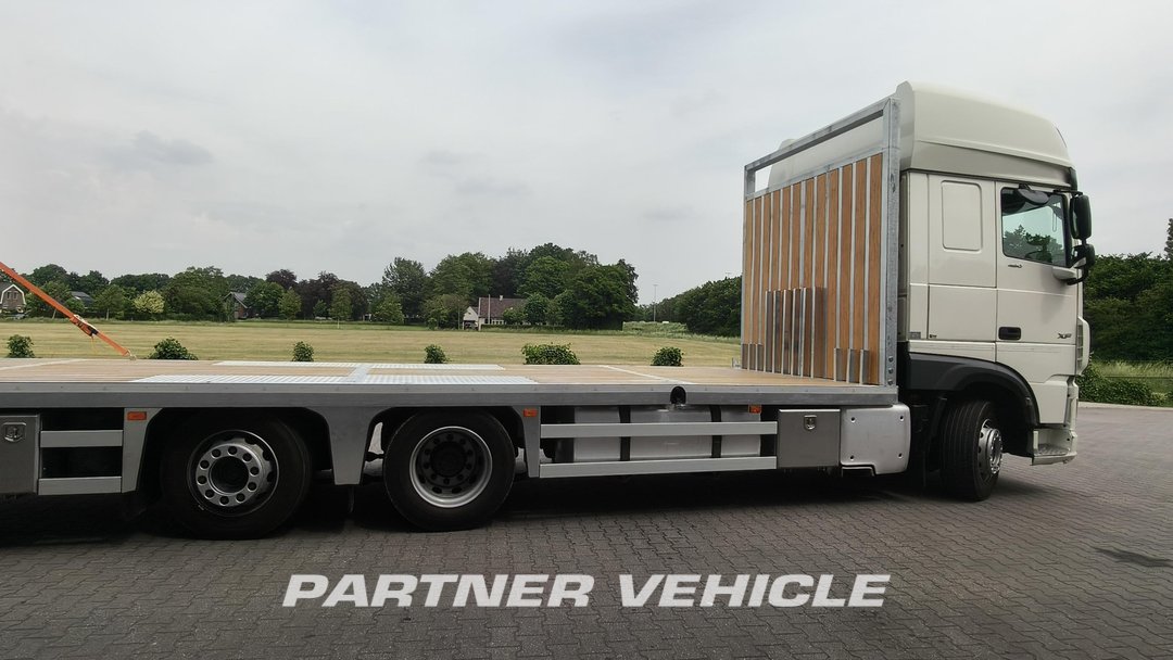 frontLeft : DAF XF 480 شاحنات مسطحة
