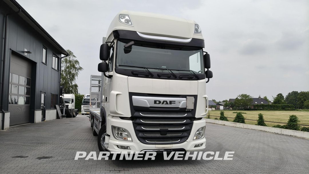 frontLeft : DAF XF 480 شاحنات مسطحة