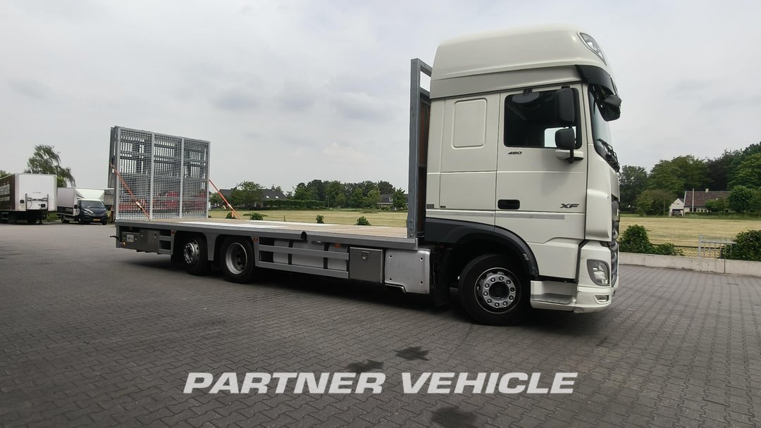 frontLeft : DAF XF 480 شاحنات مسطحة