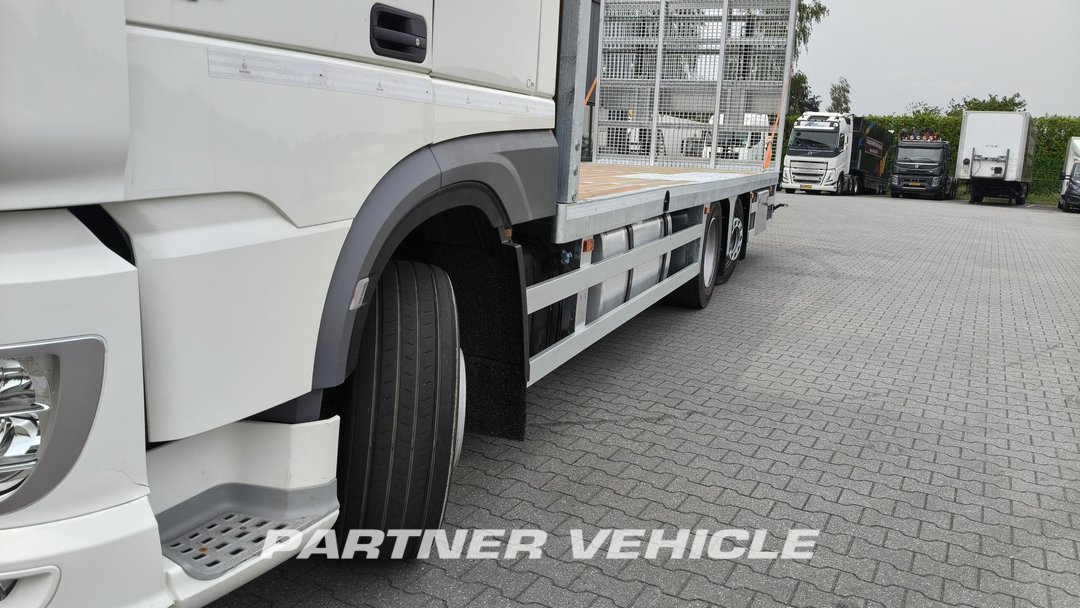 frontLeft : DAF XF 480 شاحنات مسطحة
