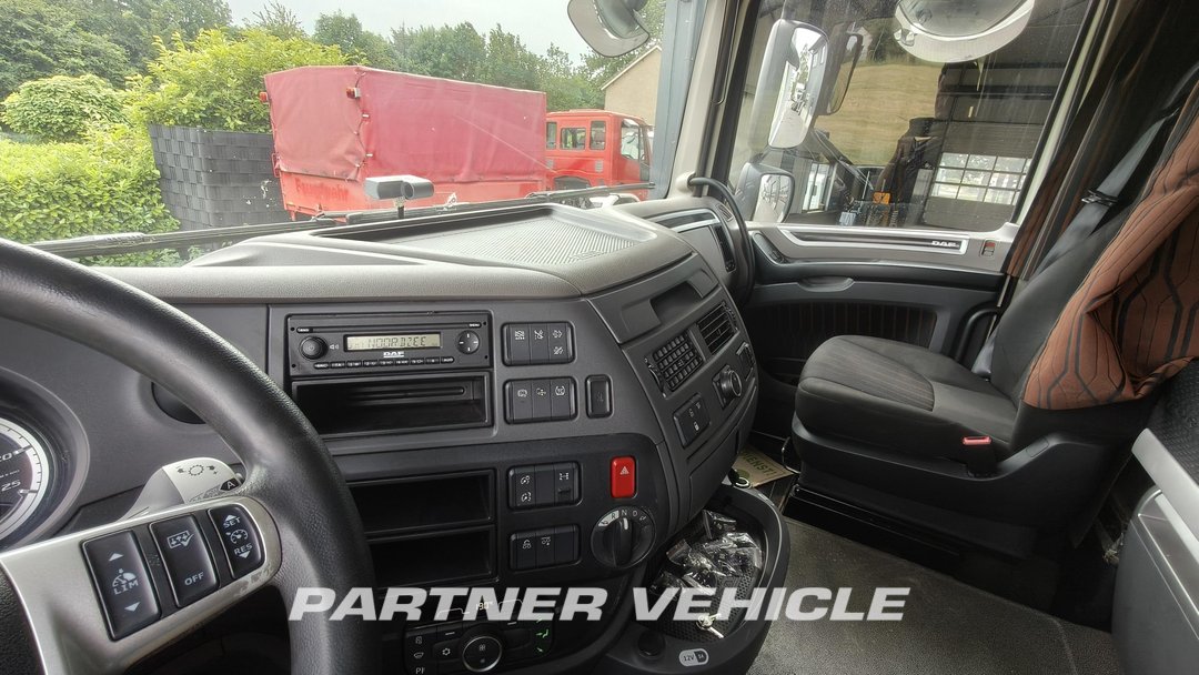 frontLeft : DAF XF 480 شاحنات مسطحة
