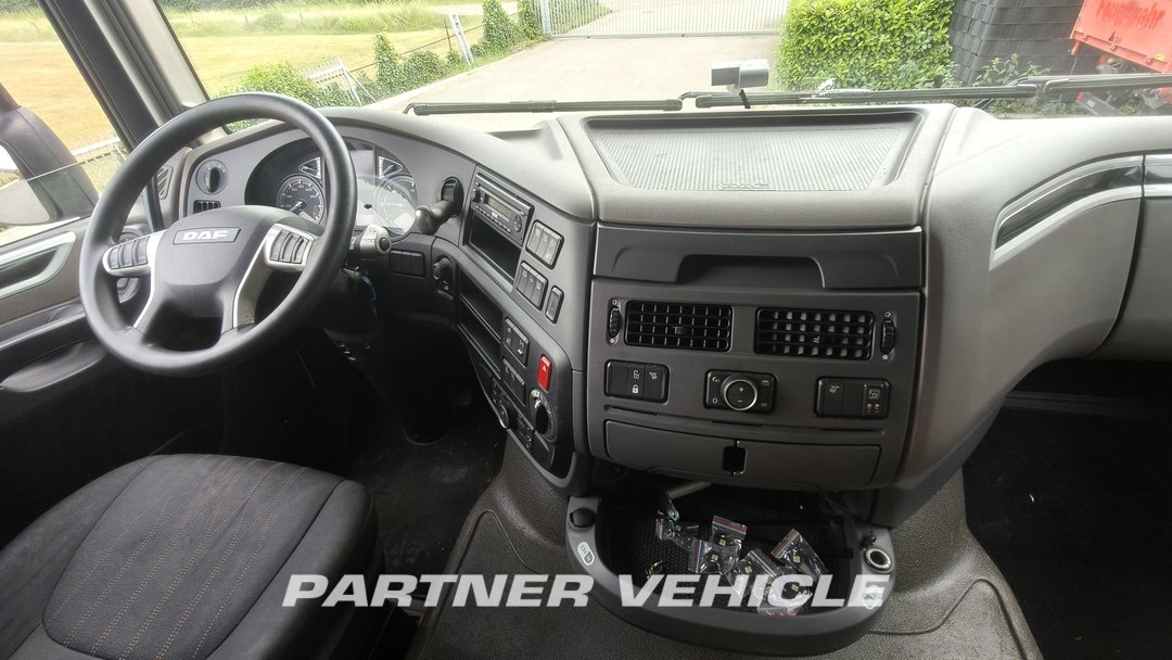 frontLeft : DAF XF 480 شاحنات مسطحة