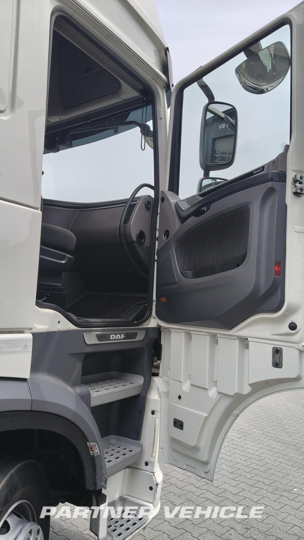 frontLeft : DAF XF 480 شاحنات مسطحة