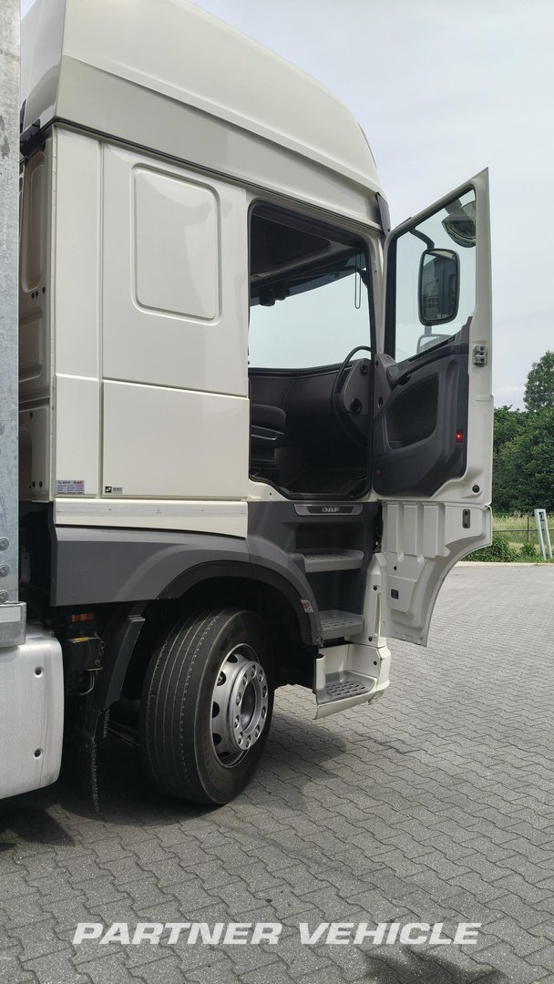 frontLeft : DAF XF 480 شاحنات مسطحة