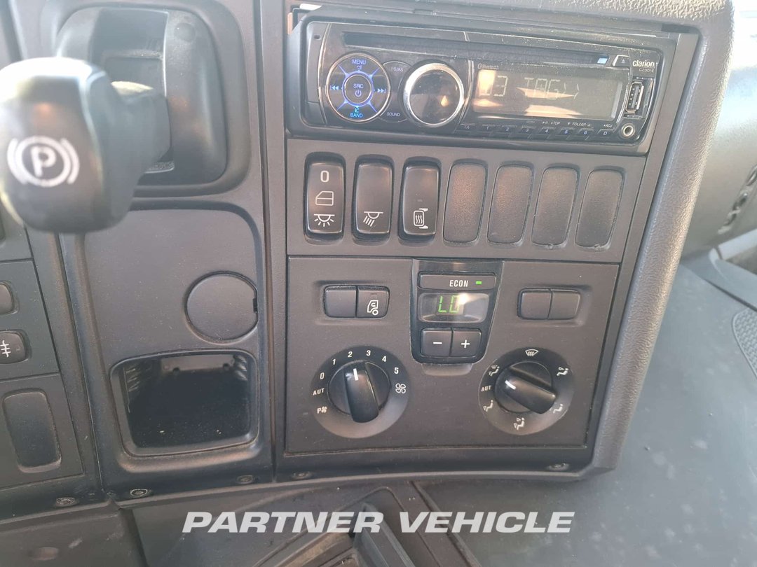frontLeft : Scania P280 Furgon