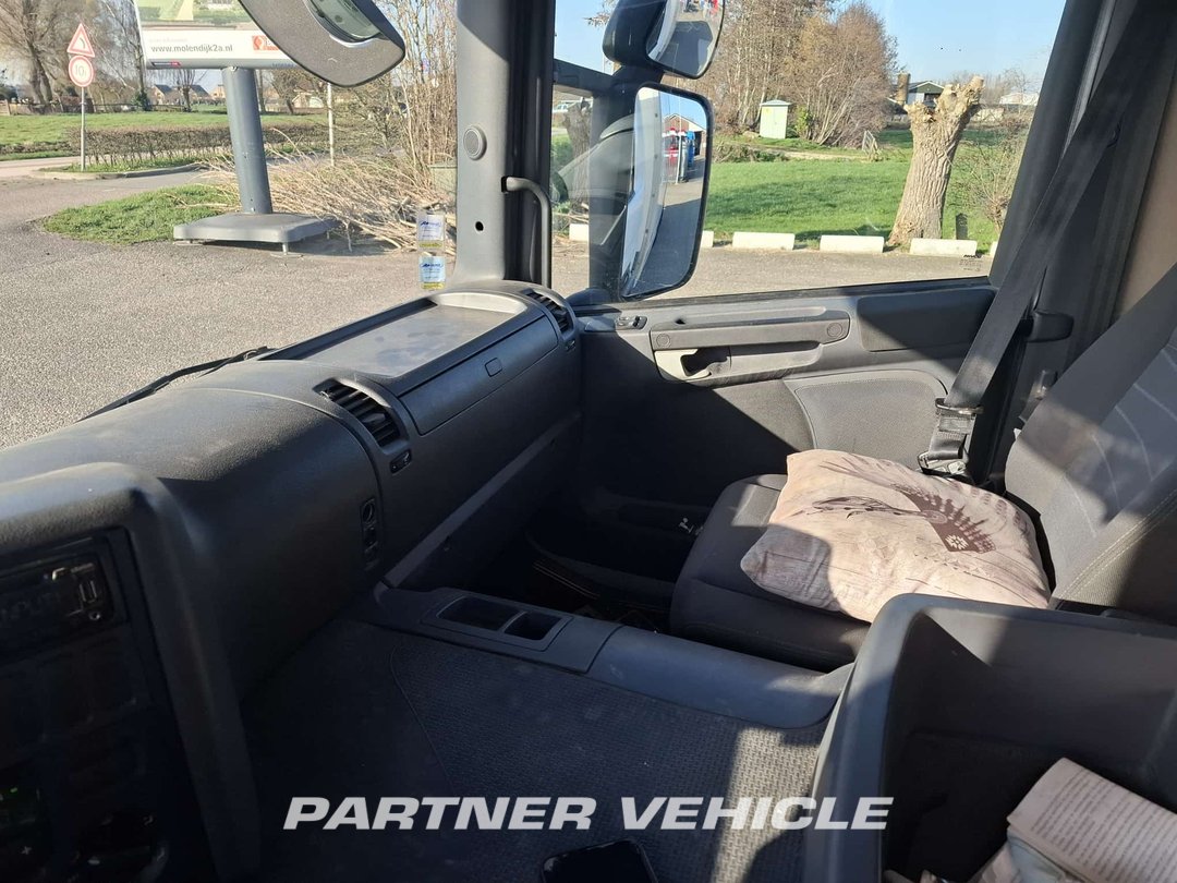 frontLeft : Scania P280 Furgon