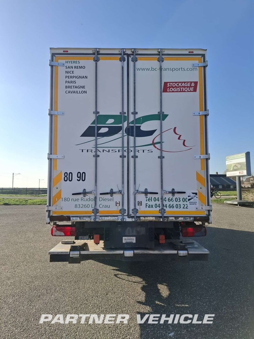 frontLeft : Scania P280 Furgon