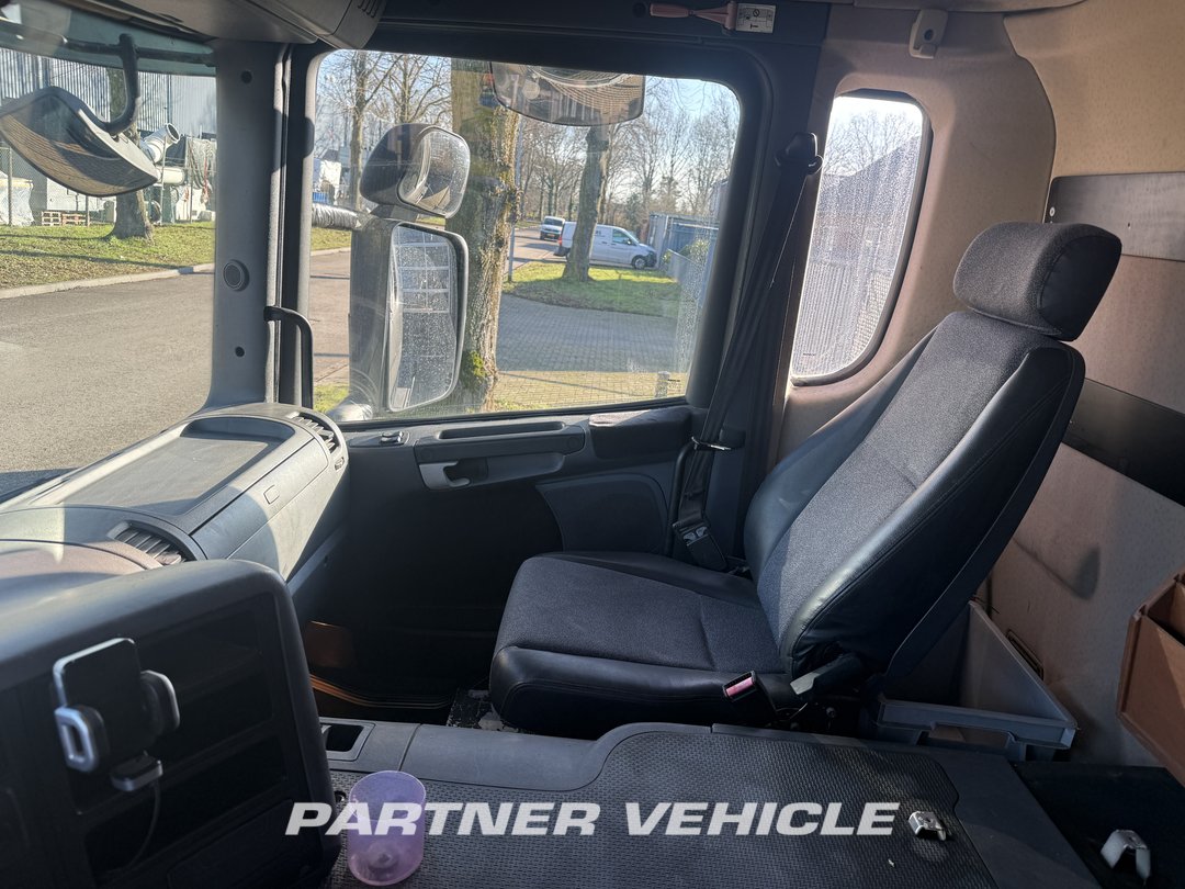 frontLeft : Scania P380 Tractor Unit