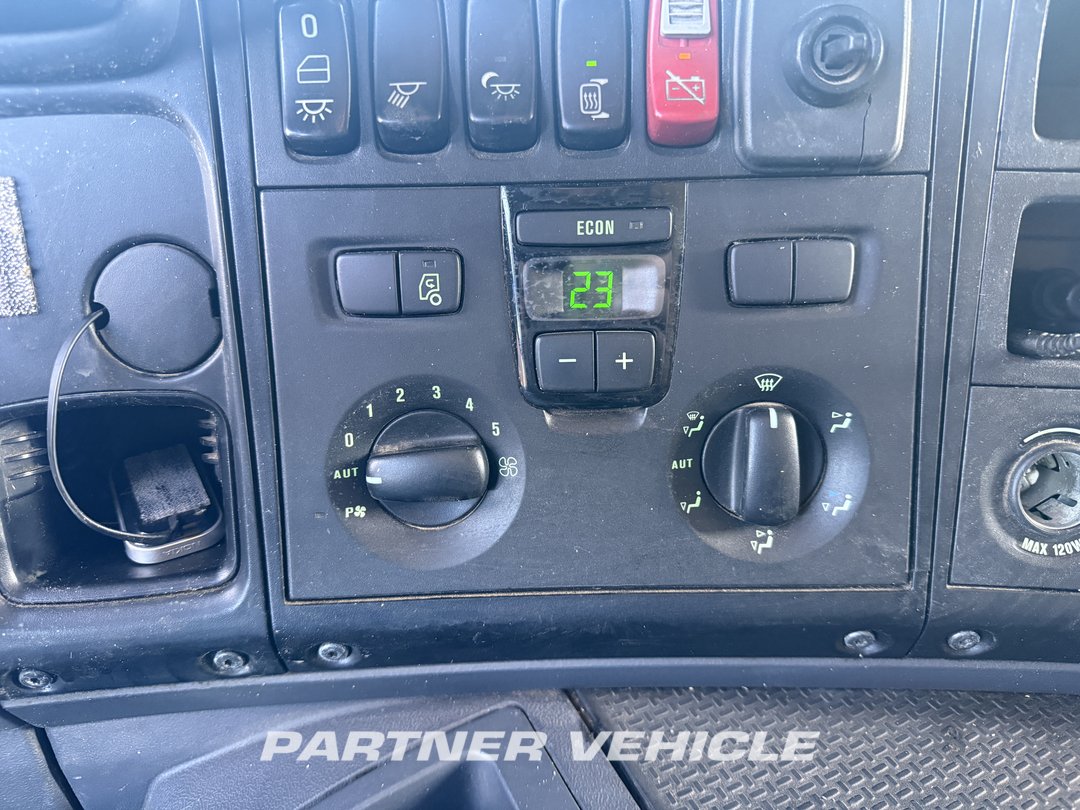 frontLeft : Scania P380 Tractor Unit