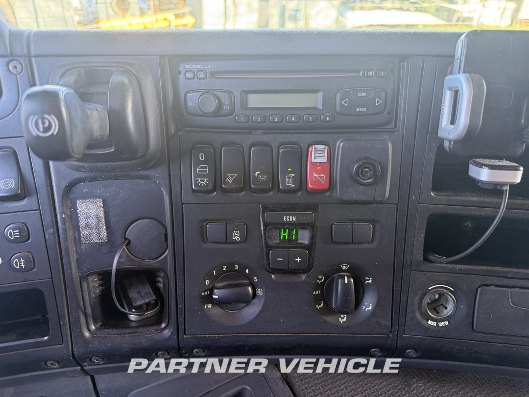 frontLeft : Scania P380 Tractor Unit