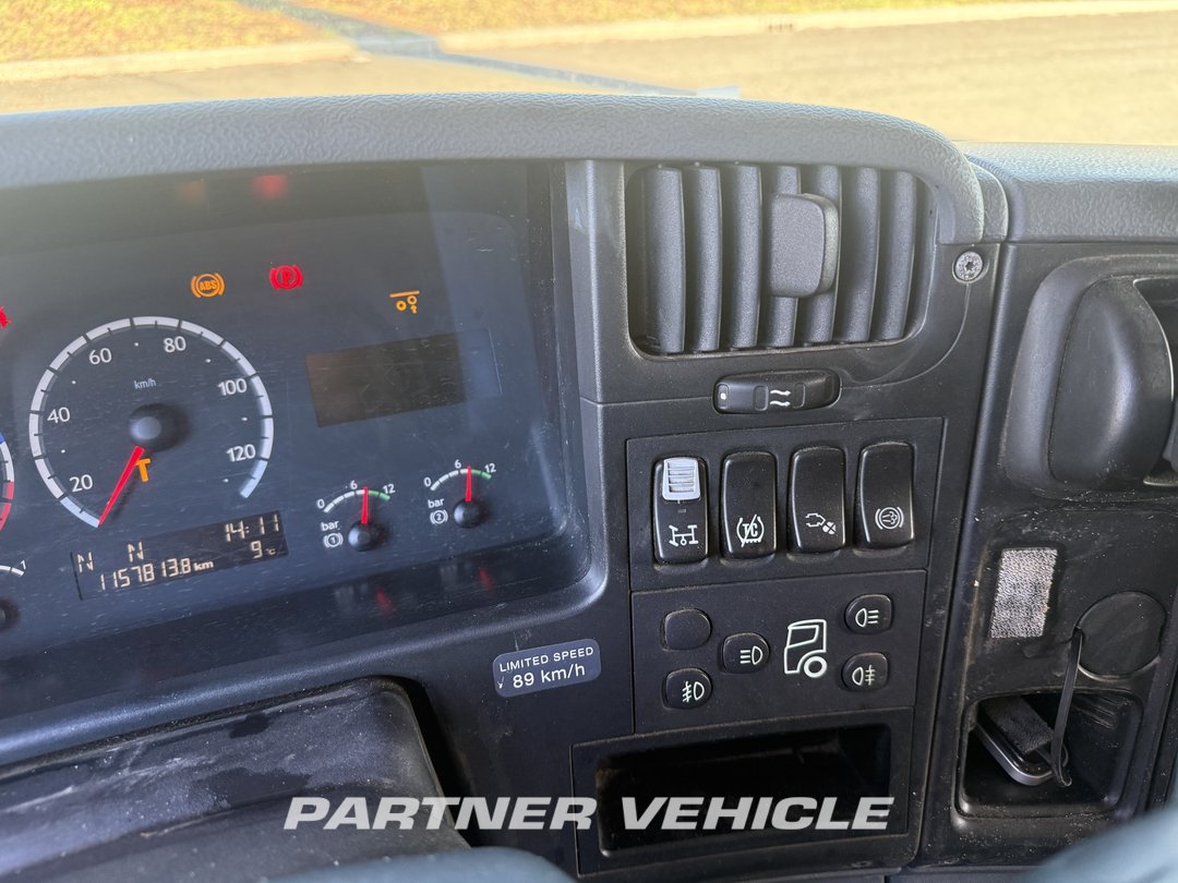 frontLeft : Scania P380 Tractor Unit